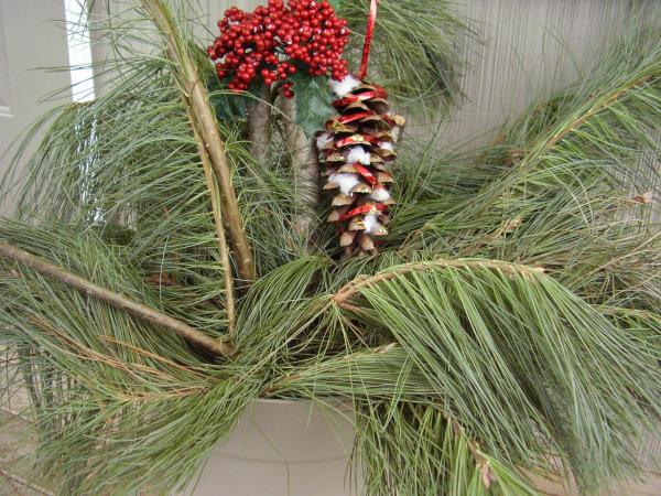 Kids can make a pine cone Christmas ornament craft 