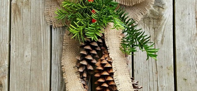 Pine cones and burlap DIY Christmas decoration
