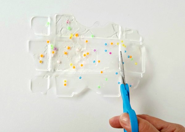 The dry mixture of glue and beads can be cut with scissors