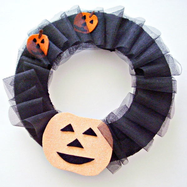 DIY wreath with pumpkins and ghosts cutouts