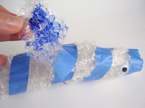 Bubble wrap fish craft 