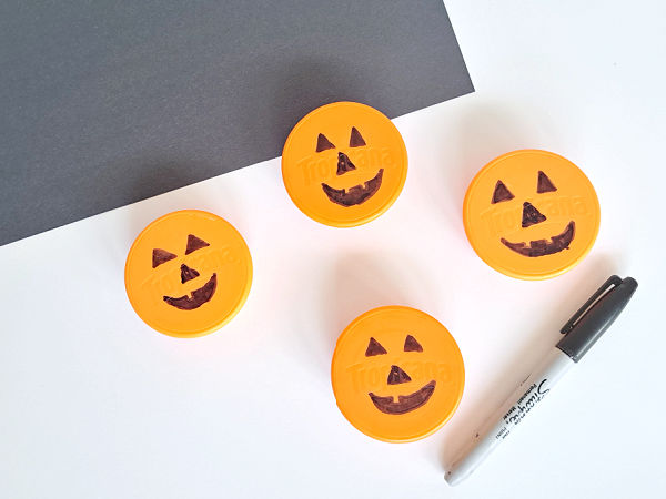 Jack-o-lantern game using recycled lids for kids 