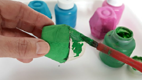 Painting activity with egg carton cups