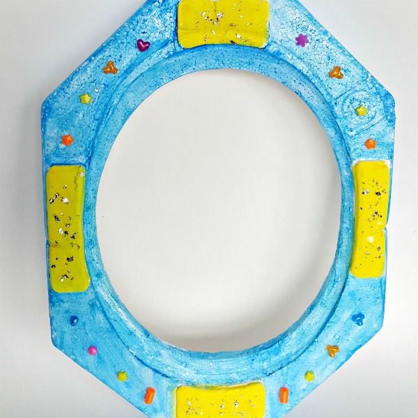 Pretend play with a magic mirror craft for kids