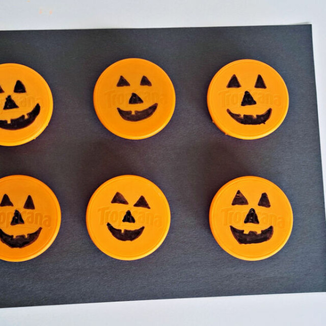 Fun matching game for Halloween theme for toddlers and preschoolers