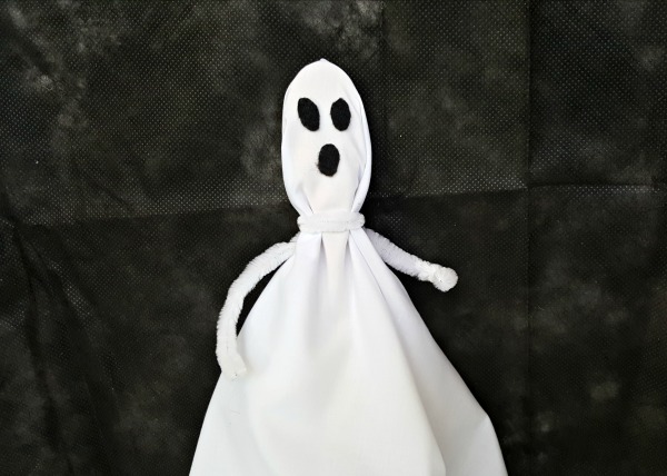 Ghost puppet kids craft for Halloween made with a wooden spoon