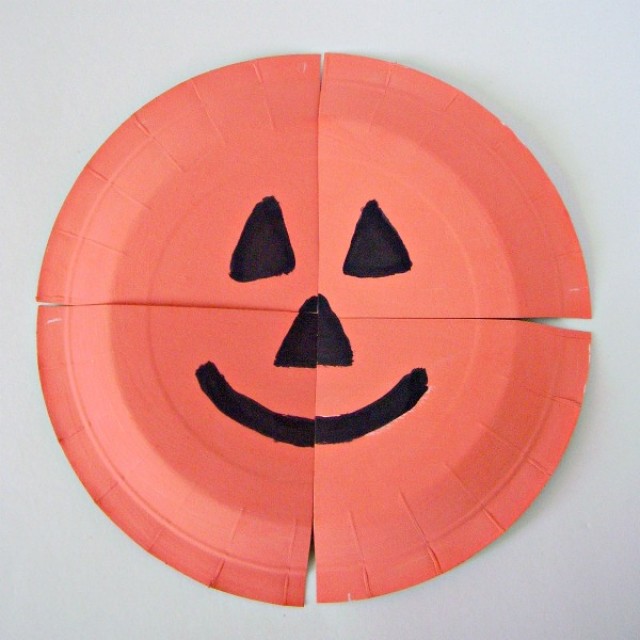 Paper plate puzzle Halloween pumpkin craft for preschoolers