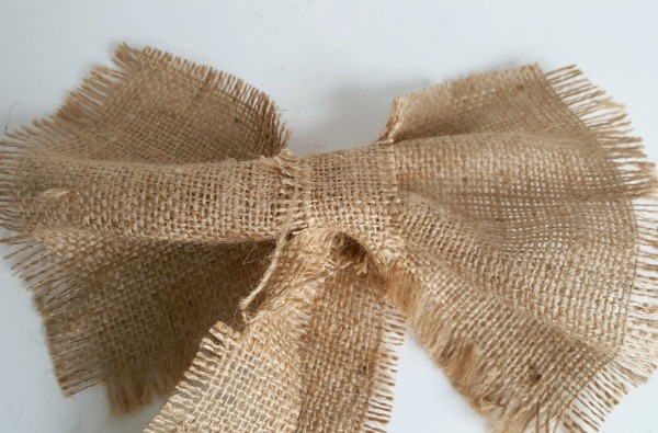 Burlap bow craft 