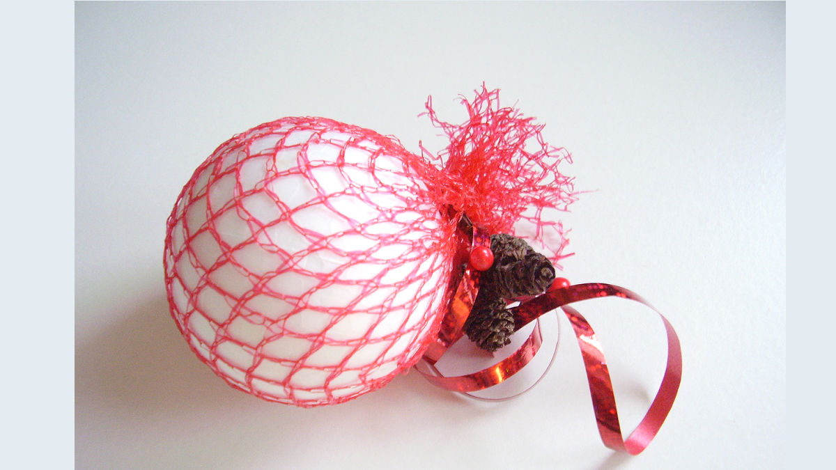 easy Christmas ornament craft for kids using recycled mesh onion bag