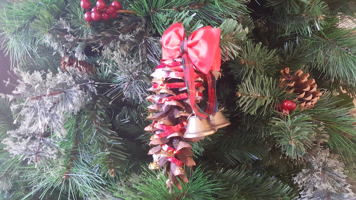 easy preschool Christmas ornament craft made with pine cone