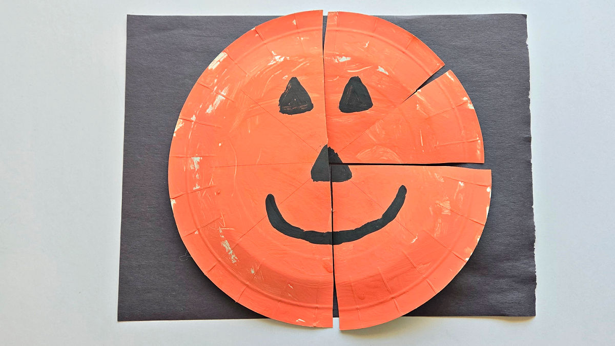 paper plate pumpkin puzzle for preschool Halloween activities