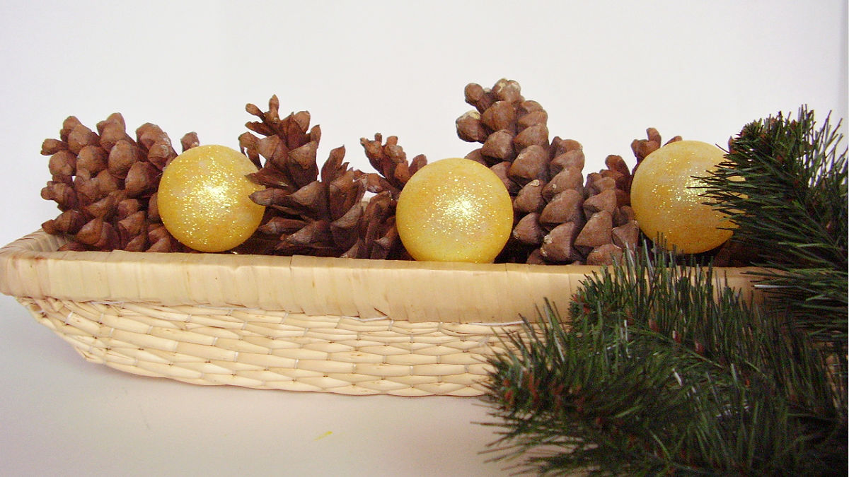 make a pine cone centerpiece in a basket for Christmas decoration