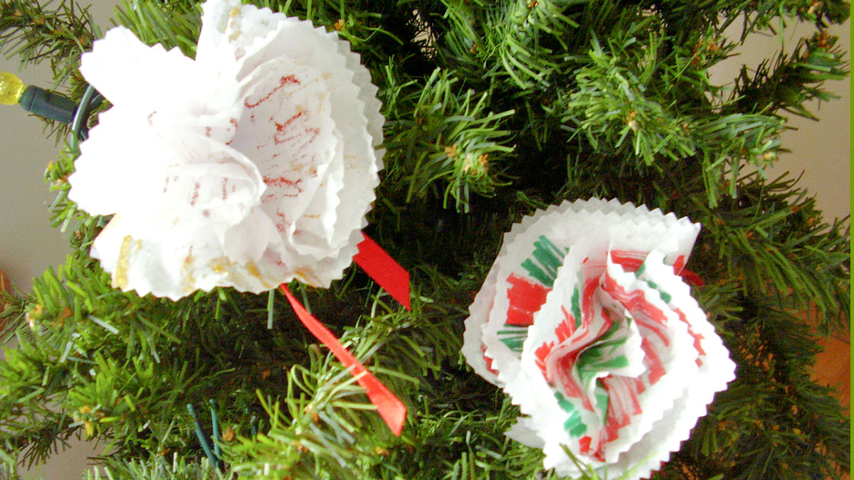 Christmas ornament made with tissue paper and markers