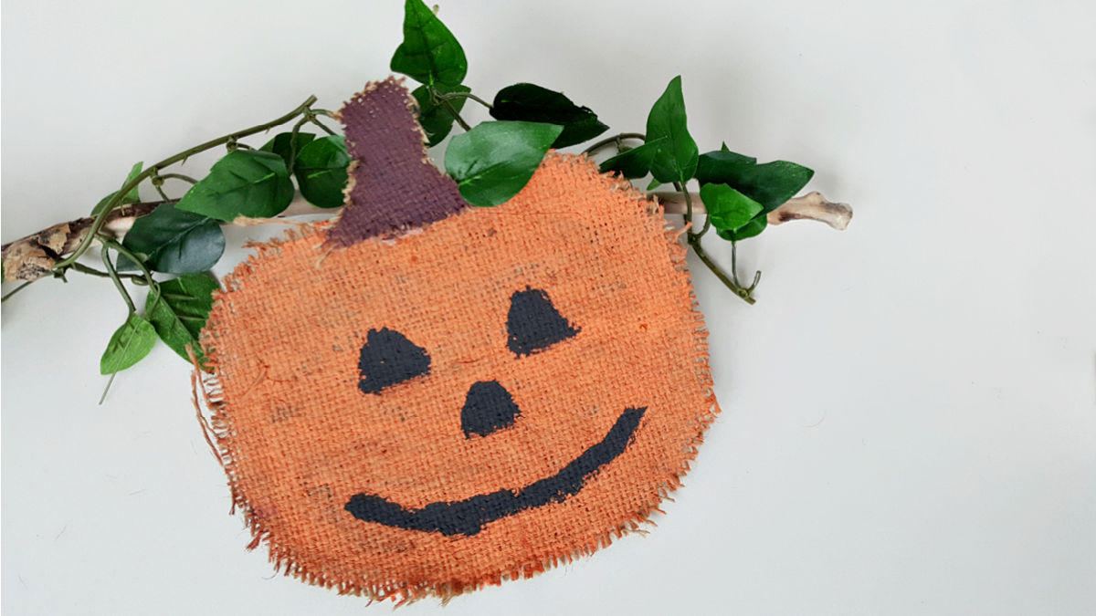 paint burlap to make a pumpkin craft