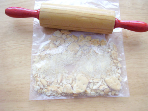 Mess free sensory play in the kitchen